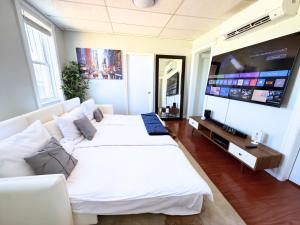 3 Bedroom Smart Apartment Sleeps 11 just 20 min to Times Square