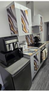 Stylish and colourful home in Stoke-on-Trent with free parking