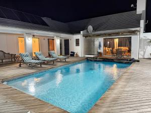 Serene Villa, Britannia Bay overlooking the beach