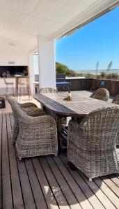 Serene Villa, Britannia Bay overlooking the beach