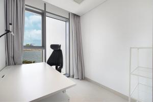 2 Bedroom Bluewaters Retreat with Office and Pool Views