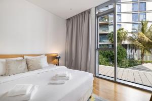 2 Bedroom Bluewaters Retreat with Office and Pool Views