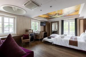 Hotel Landsknecht by Goshi