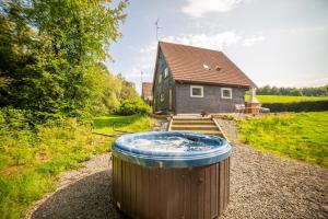 Large Newly Refurbished Lakeside Chalet With Optional Private Hot Tub