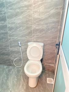 Bright rooftop pool studio in Mtwapa, Fast Wi-Fi ,Free parking ,Near Beach