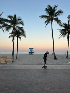 Hollywood Beach Townhouse steps to beach
