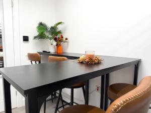 4 Modern Ground Floor Apartments With Private Kitchens and Bathrooms, Sleeps Up to 18, London