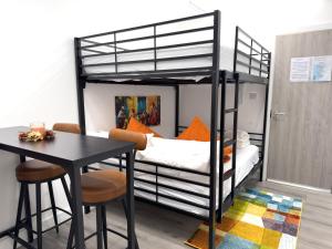 4 Modern Ground Floor Apartments With Private Kitchens and Bathrooms, Sleeps Up to 18, London