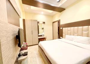 V - NEW HOTEL - ND & P PREMIUM - The Point of Kashi - Near Kashi Vishwanath Temple !! - Free Wi-Fi and Parking Facilities # Fully Air Conditioned Hotel - Best Hotel In Varanasi