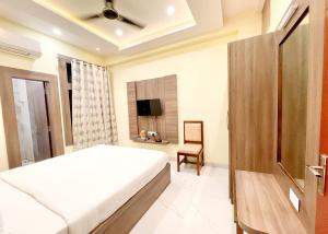 V - NEW HOTEL - ND & P PREMIUM - The Point of Kashi - Near Kashi Vishwanath Temple !! - Free Wi-Fi and Parking Facilities # Fully Air Conditioned Hotel - Best Hotel In Varanasi