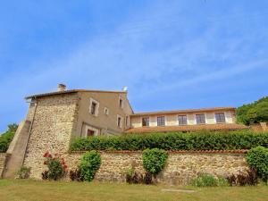 Maisons de vacances Romantic tower with roof terrace and plenty of privacy and use heated pool : photos des chambres