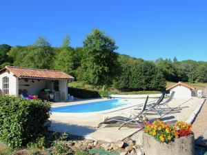 Maisons de vacances Romantic tower with roof terrace and plenty of privacy and use heated pool : photos des chambres