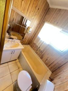 Queen Room Close to Train Station and Shops - PH2