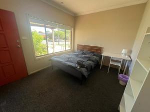 Queen Room Close to Train Station and Shops - PH2