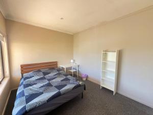 Queen Room Close to Train Station and Shops - PH2