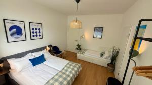 BeckHomes Munich- Large 210 sqm Central Apartment- 7 BR, 6Baths, 3 Kitchens, Up to 18 Guests