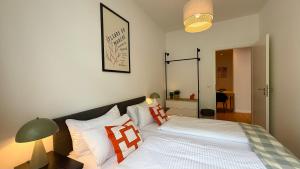 BeckHomes Munich- Large 210 sqm Central Apartment- 7 BR, 6Baths, 3 Kitchens, Up to 18 Guests