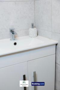 Spacious 2Bedrooms Apt By Newman Stays Short Lets & Serviced Accommodation Watford With Free WiFi, Great Location, Contractors & Families, Long Stay Savings