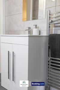 Spacious 2Bedrooms Apt By Newman Stays Short Lets & Serviced Accommodation Watford With Free WiFi, Great Location, Contractors & Families, Long Stay Savings