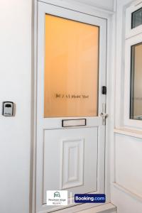 Spacious 2Bedrooms Apt By Newman Stays Short Lets & Serviced Accommodation Watford With Free WiFi, Great Location, Contractors & Families, Long Stay Savings