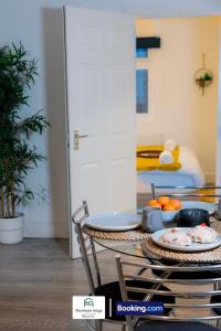 Spacious 2Bedrooms Apt By Newman Stays Short Lets & Serviced Accommodation Watford With Free WiFi, Great Location, Contractors & Families, Long Stay Savings