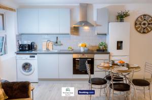 Spacious 2Bedrooms Apt By Newman Stays Short Lets & Serviced Accommodation Watford With Free WiFi, Great Location, Contractors & Families, Long Stay Savings