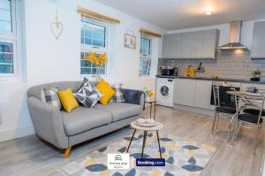 Spacious 2Bedrooms Apt By Newman Stays Short Lets & Serviced Accommodation Watford With Free WiFi, Great Location, Contractors & Families, Long Stay Savings