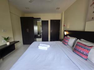 Lite Stays - Vile Parle East