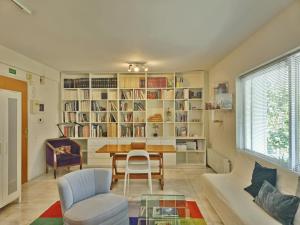 Acropolis Modern Artist Retreat