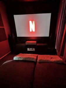 Cozy villa, hot tube and cinema room