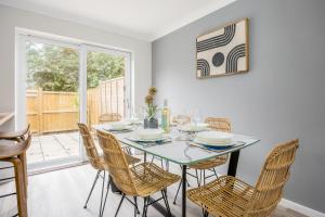 Shell Cove - With Sunny Rear Patio Near Harbourside Park