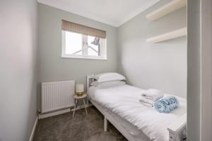 Shell Cove - With Sunny Rear Patio Near Harbourside Park