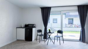 ALFA Stuttgart Doppelzimmer Teeküche Porsche Bosch l Gemeinschaftsbad WIFI SmartTV l Terrasse l Double room with kitchenette and shared bathroom l Terrace BS21A4
