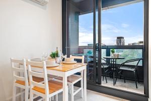 Prime CBD Living - Pool, Gym & City Views