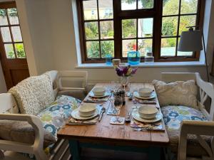 Little Hog Cottage, cosy seaside hideaway