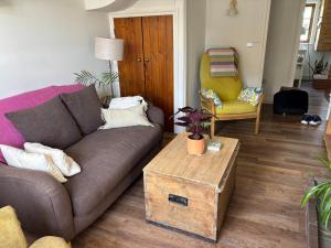 Little Hog Cottage, cosy seaside hideaway