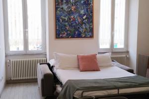 Bright Home Near Metro & Airport Trains