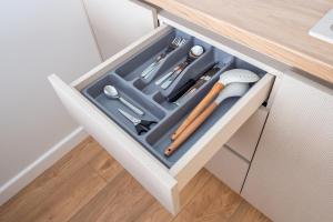 New Designer Old Town studio, TV, Work desk with monitor, AC, Security