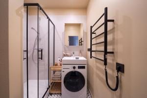 New Designer Old Town studio, TV, Work desk with monitor, AC, Security