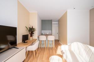 New Designer Old Town studio, TV, Work desk with monitor, AC, Security