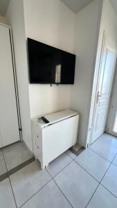 Beautiful Beach Studio with Parking!