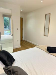 Spacious MCR Apartment - Gym - Terrace - Games Room - Free Secured Parking