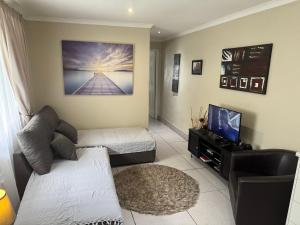 Secure cottage with Wifi and PLEX OR Tambo Airport