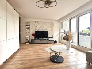 Beautiful renovated and modern apartment, 3 bedrooms with elevator
