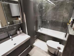 Beautiful renovated and modern apartment, 3 bedrooms with elevator