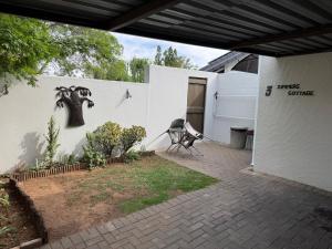 Secure cottage with Wifi and PLEX OR Tambo Airport