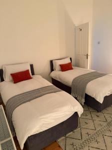 Bright & Spacious 2-Bed Flat with Ensuites