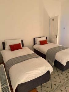 Bright & Spacious 2-Bed Flat with Ensuites