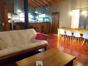 Spectacular country house with a pool!