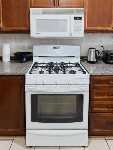 Cozy & Spacious 4BR Orangeville Home with Free Parking, Laundry & Patio! 10 Min Walk to Headwaters Hospital, 5 Min Drive to Mount Alverno! Ideal for Medical Stay, Family Travel & Work Trips!